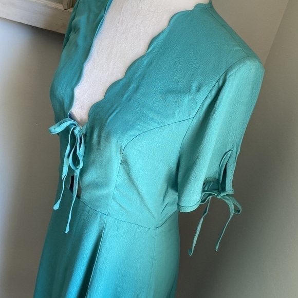 LUSH Peek A Boo Keyhole Dress NWT - Picture 2 of 10